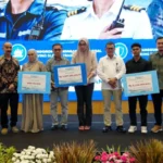 Keluarga pelaut menerima santunan bagi pelaut yang gugur saat menjalankan tugas dalam rangkaian peringatan Hari Pelaut Sedunia 2026 di Kementerian Perhubungan, Jakarta. ANTARA/HO-Kemenhub